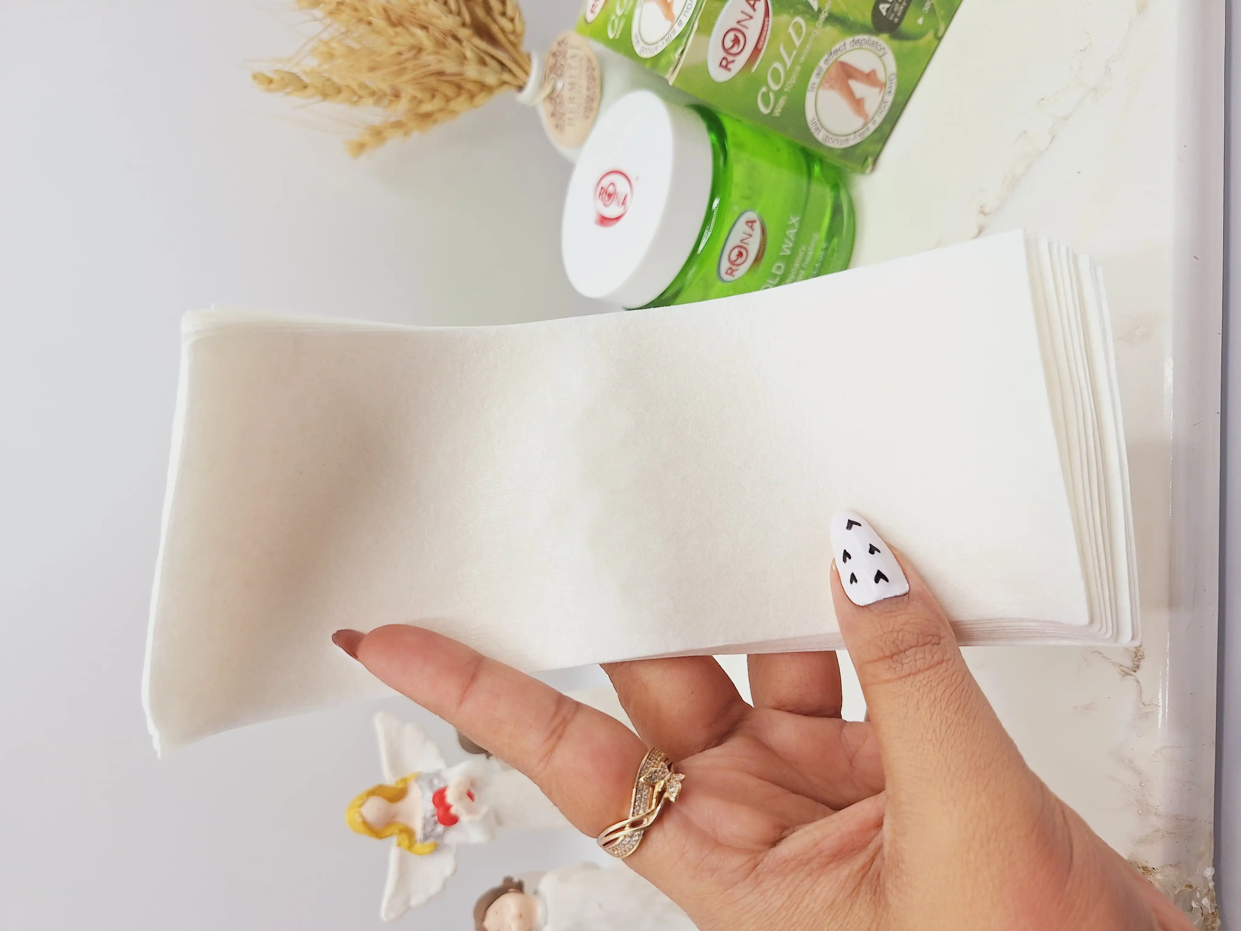 موم سرد با کاغذ اپیلاسیون همراه با کاردک رایحه آلوئه ورا برند RONA کد 3138