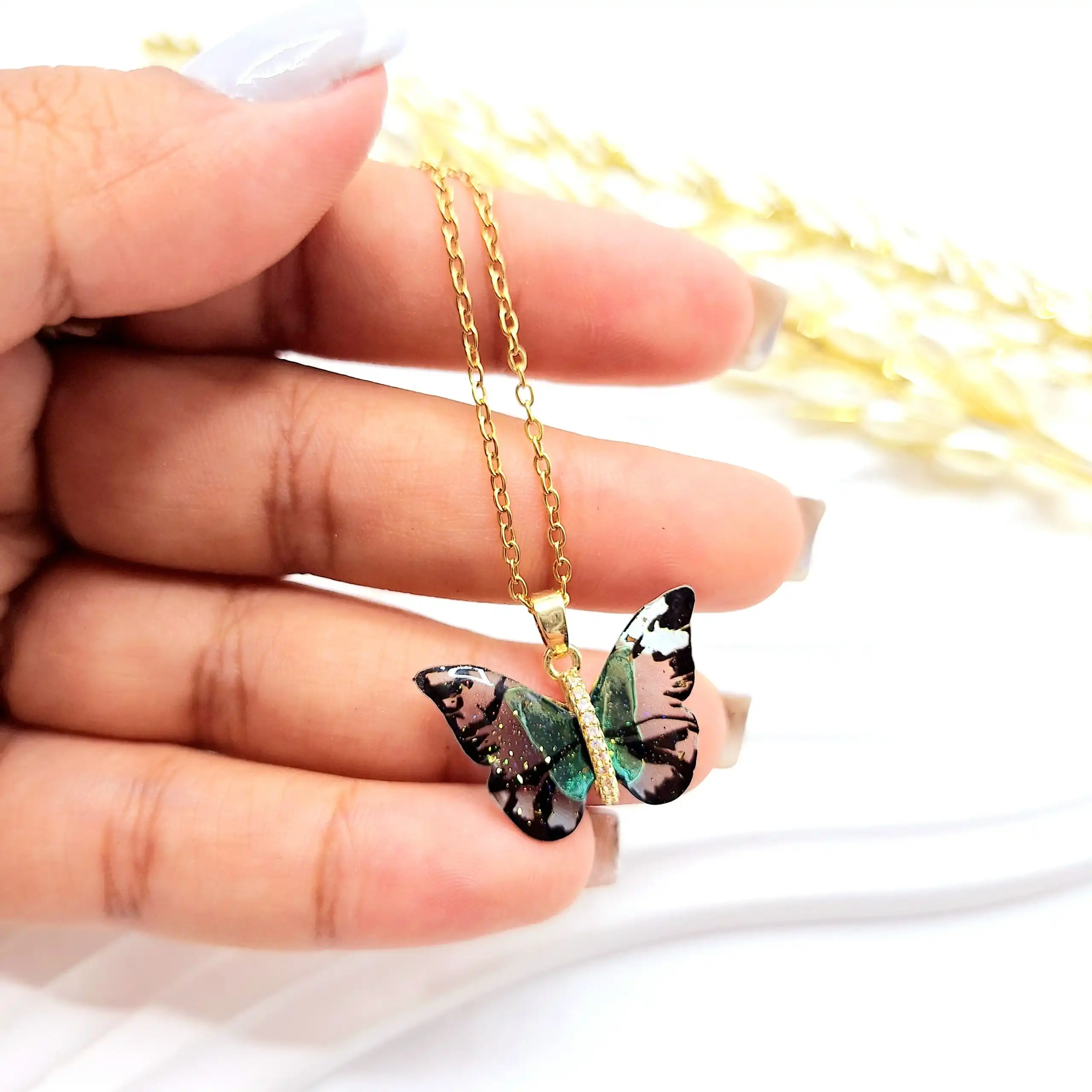 گردنبند زنانه طرح پروانه شیشه ای رنگ سبز استیل