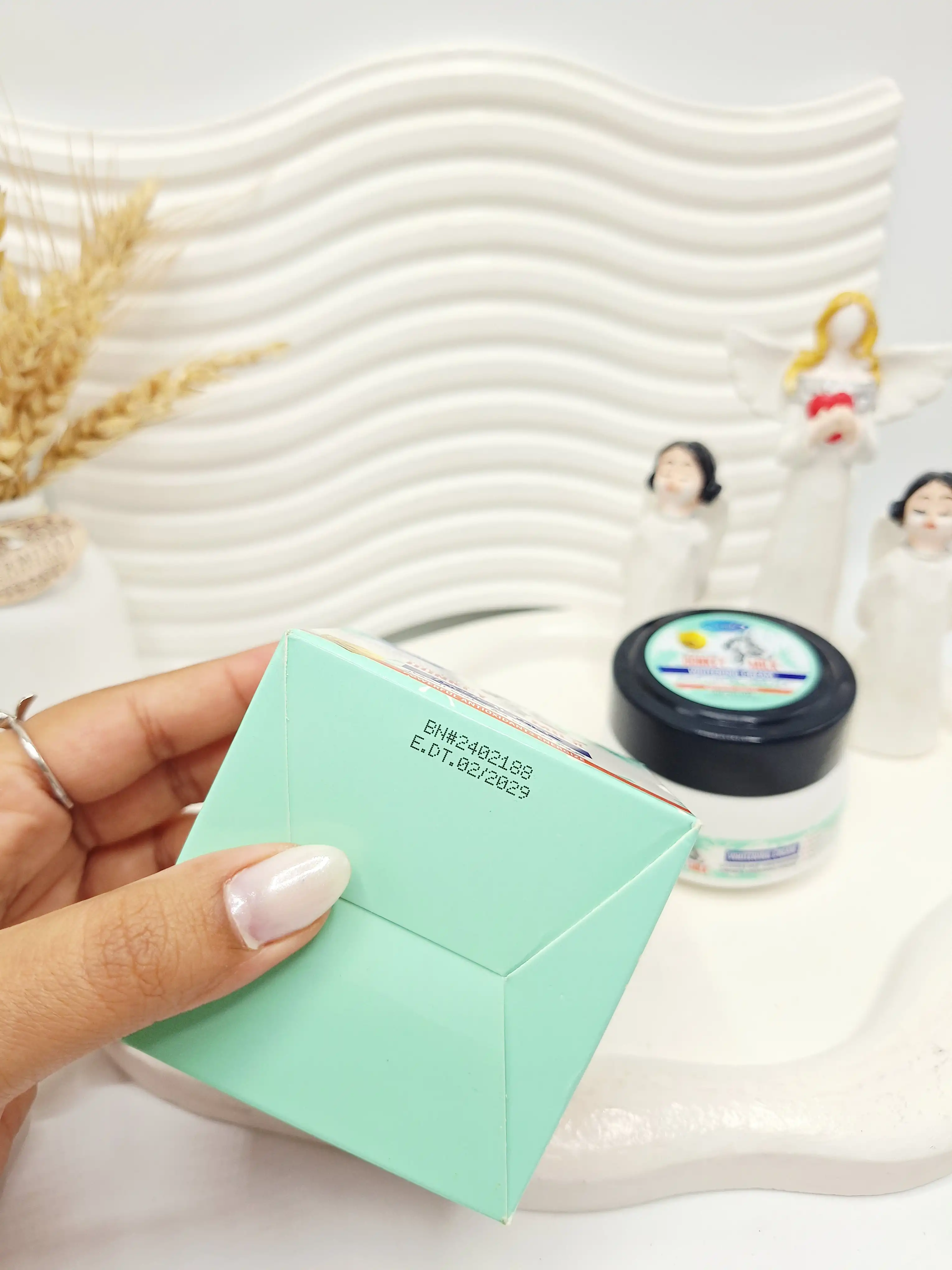 کرم سفید کننده صورت و بدن شیر الاغ مکس لیدی کد 3938