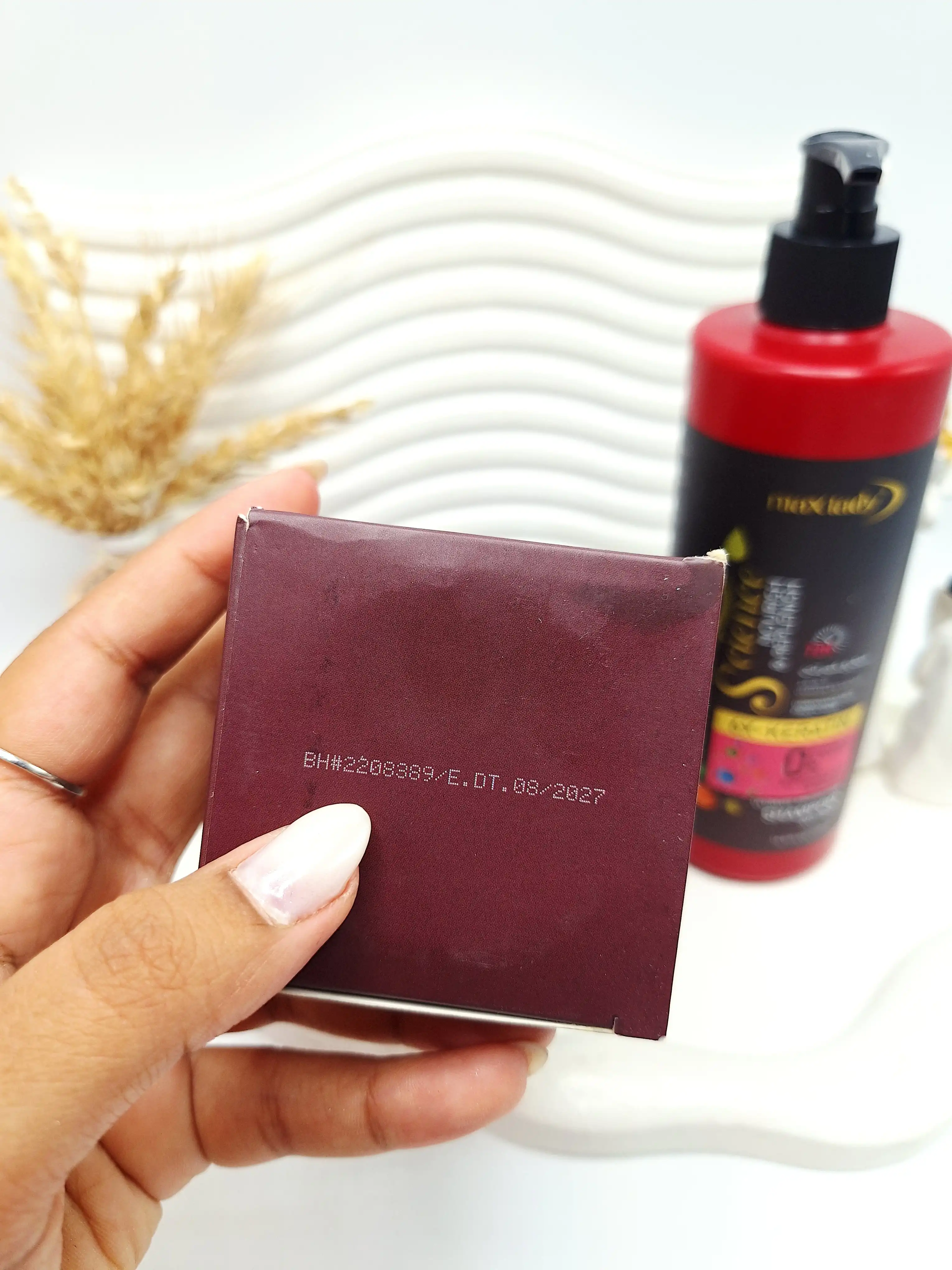 شامپو تقویت کننده و ضد ریزش مو مناسب  موهای مجعد و گره خورده برند مکس لیدی حجم 500 میل اورجینال کد 5963