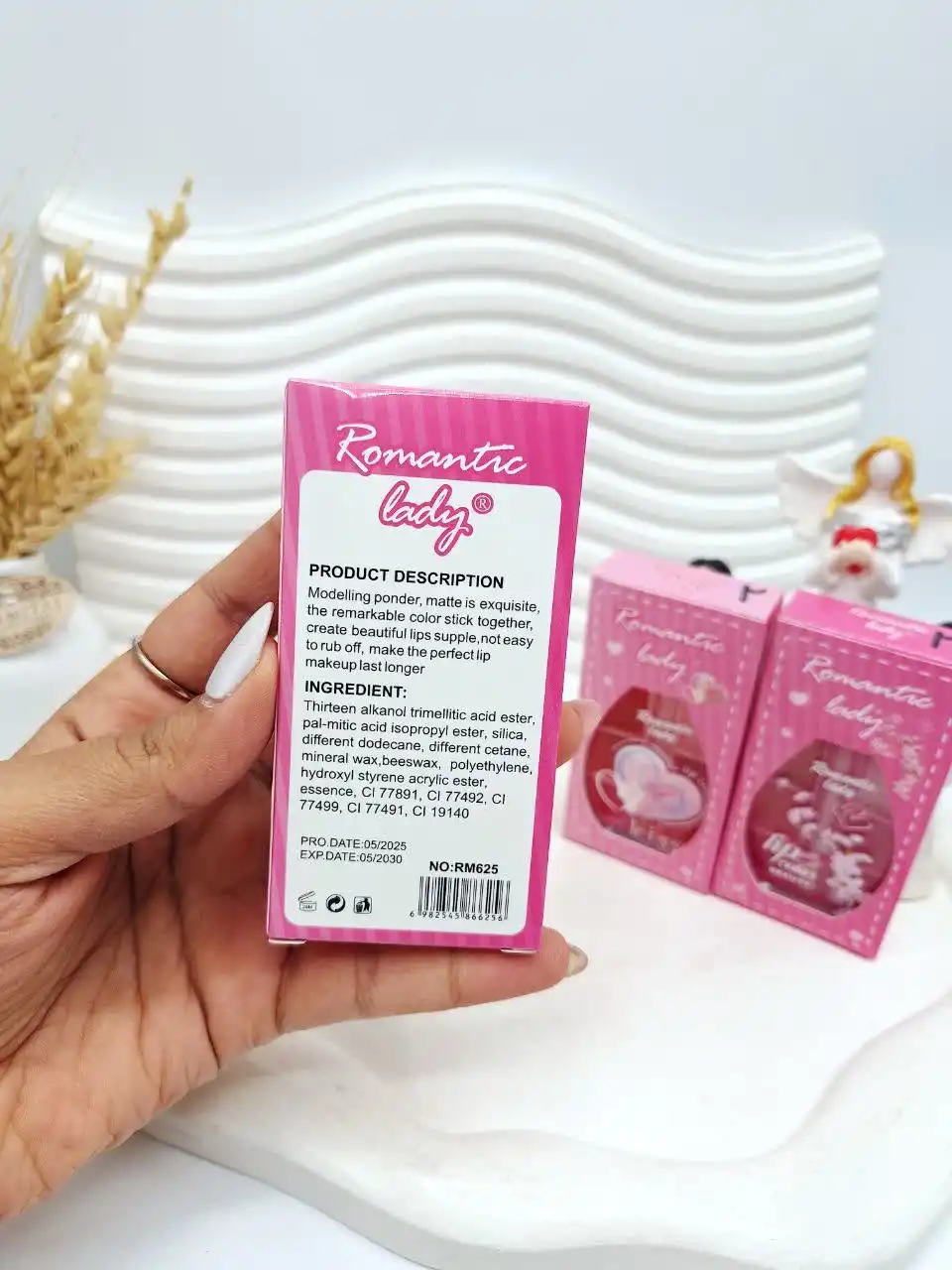 پالت 6 تایی رژ و لیپ گلاس ادکلنی همراه با اپلیکاتور برند رمانتیک لیدی کد 625