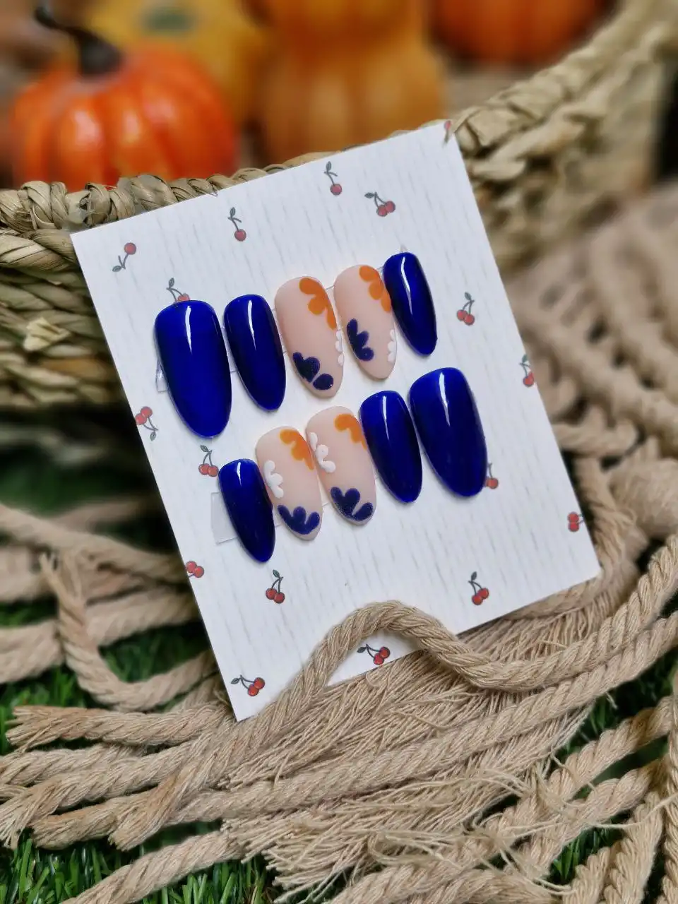 ناخن مصنوعی دست ساز با مواد کاشت مدل گلدار مات  (به همراه پک اختصاصی)