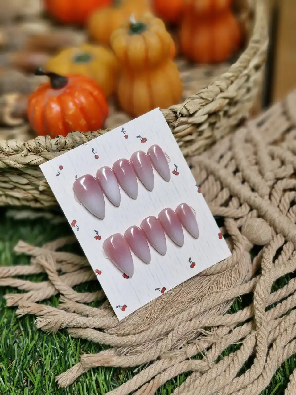 ناخن مصنوعی دست ساز با مواد کاشت مدل آمبره سفید کروم جواهری (به همراه پک اختصاصی)