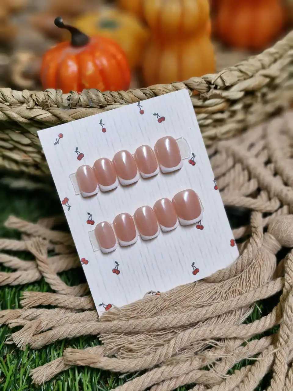 ناخن مصنوعی دست ساز با مواد کاشت مدل فرنچ کروم صدفی  (به همراه پک اختصاصی)