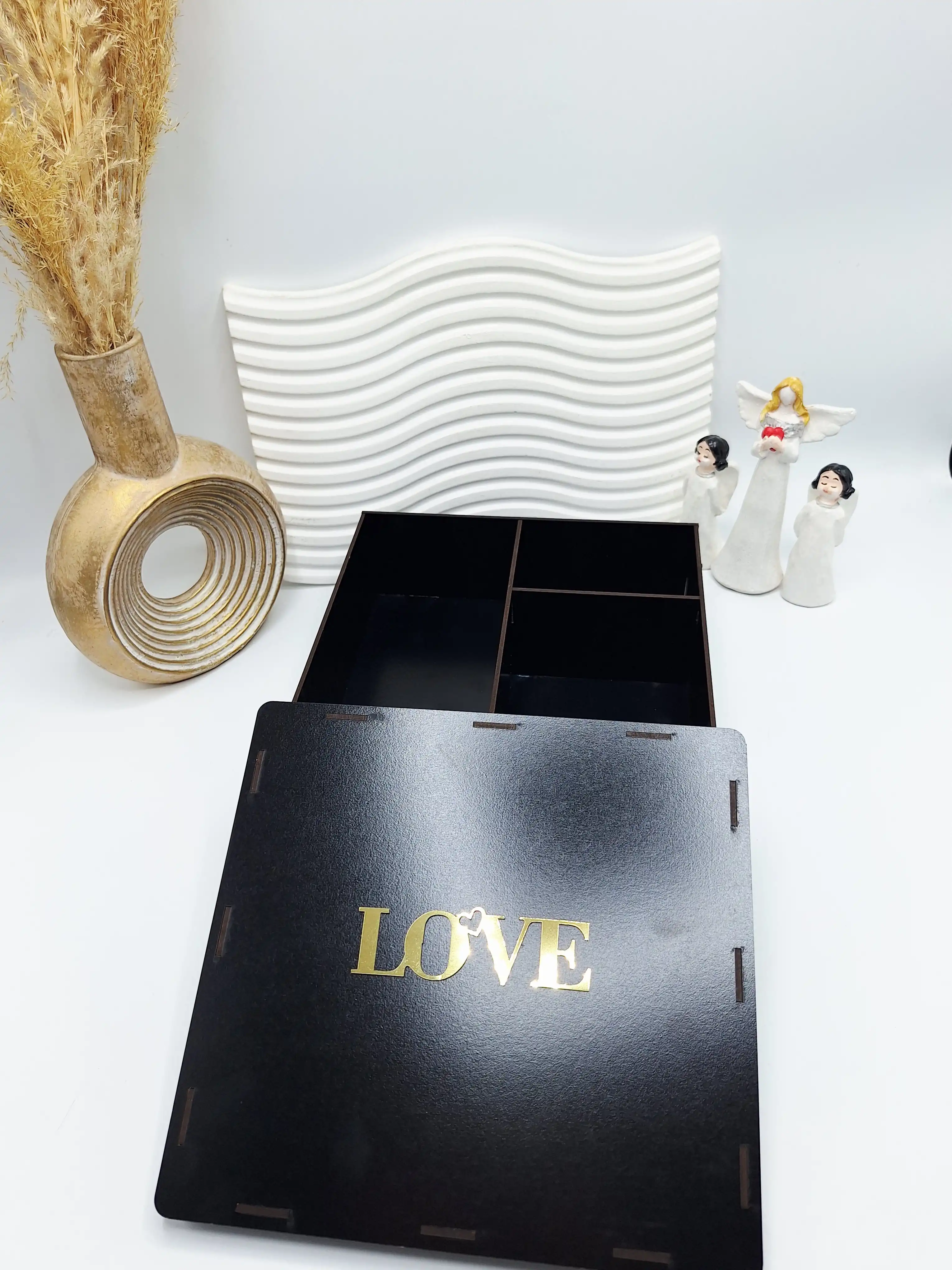 باکس چوبی با کیفیت مناسب کادو و چیدن پک آرایشی طرح لاو (رنگ مشکی)