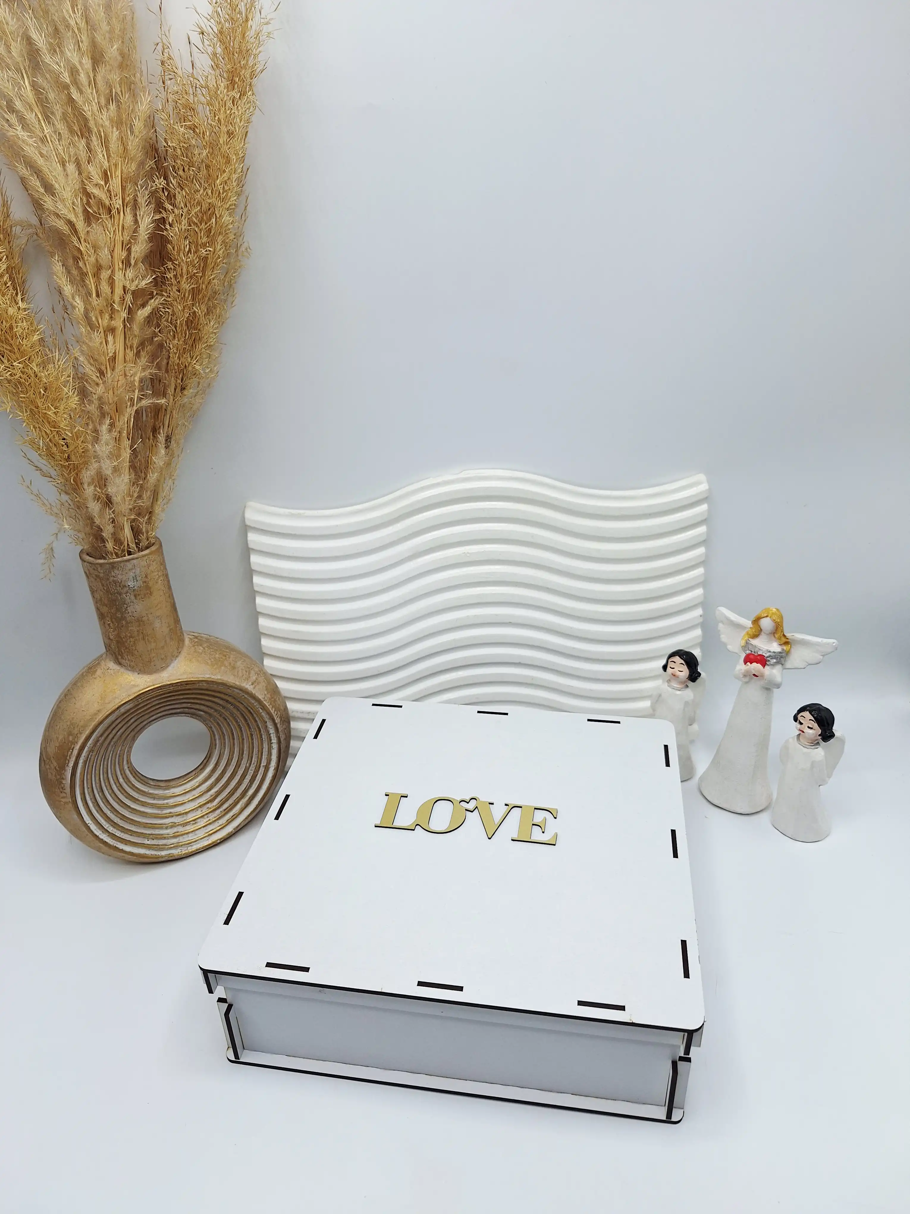 باکس چوبی با کیفیت مناسب کادو و چیدن پک آرایشی طرح لاو (رنگ سفید)