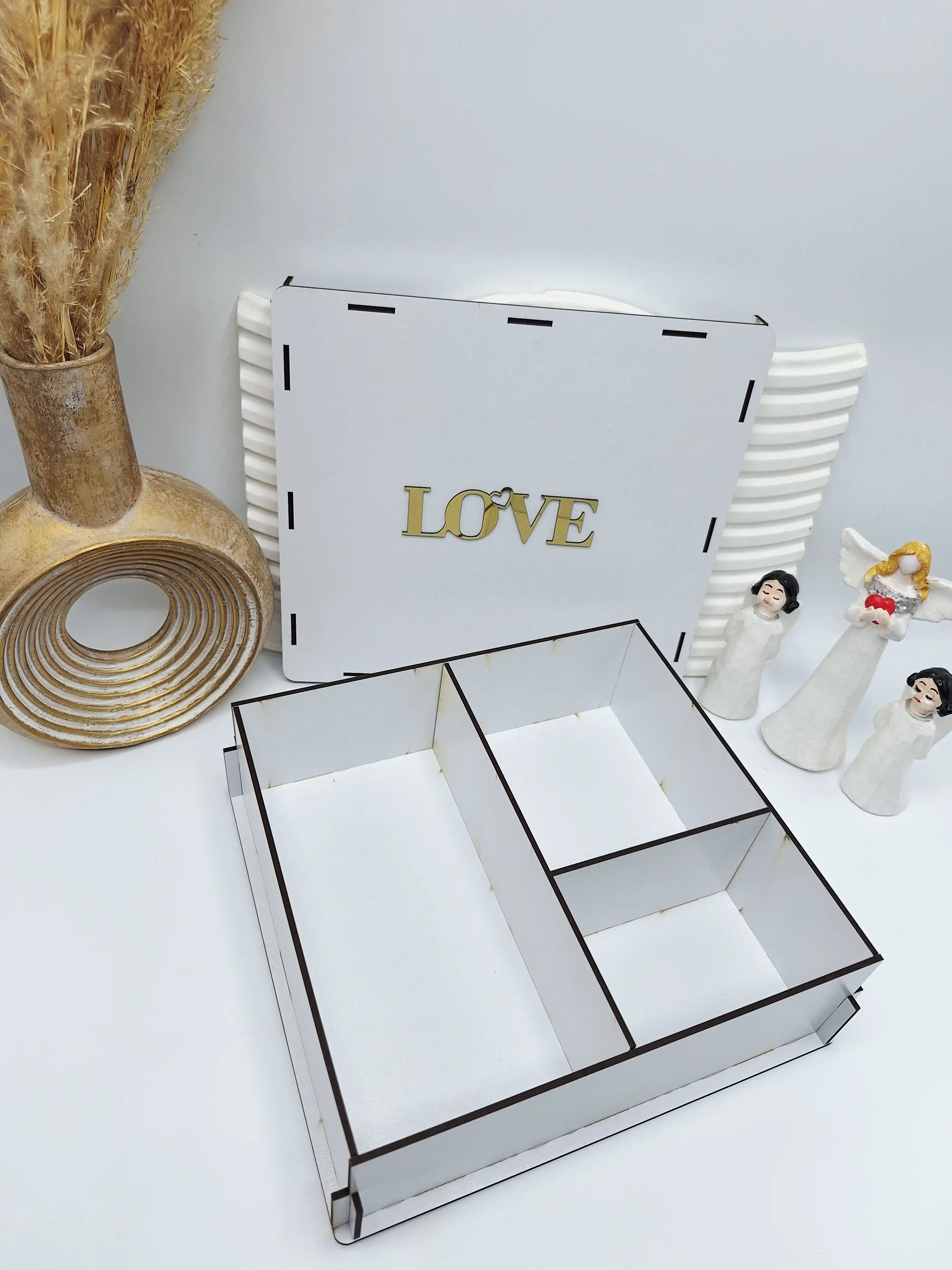 باکس چوبی با کیفیت مناسب کادو و چیدن پک آرایشی طرح لاو (رنگ سفید)