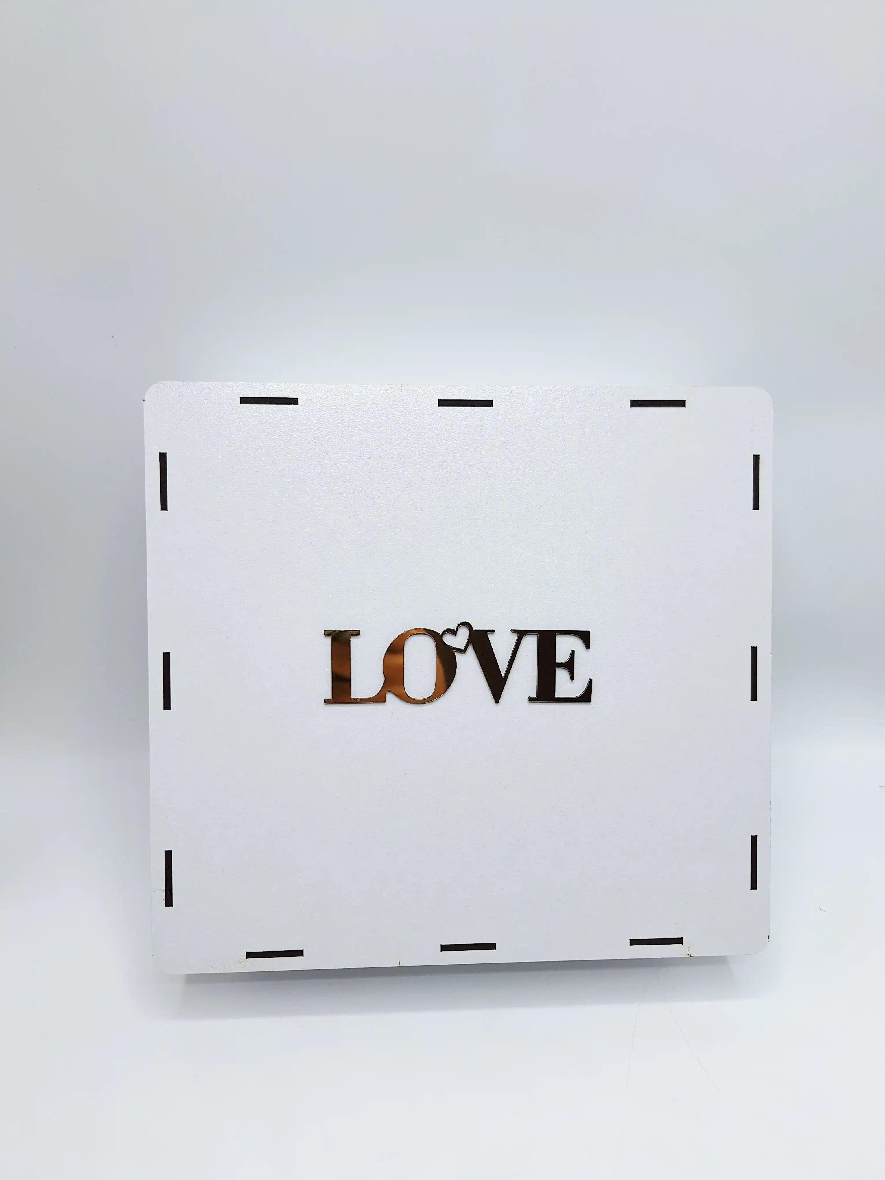 باکس چوبی با کیفیت مناسب کادو و چیدن پک آرایشی طرح لاو (رنگ سفید)